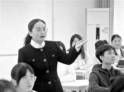 邹红在上课。 学校供图